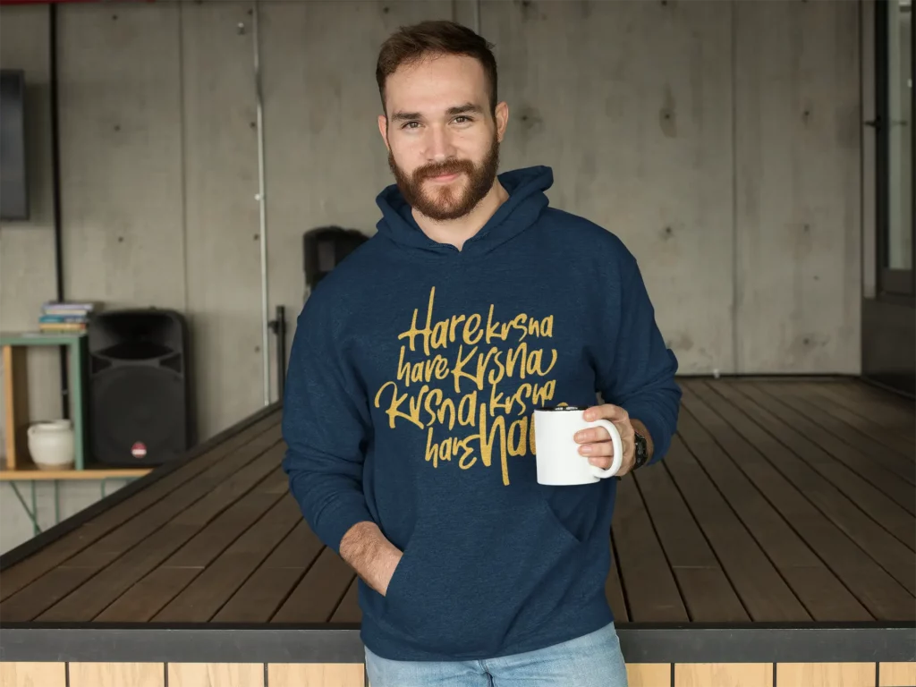 Das Chanten des Mantras wird als spirituelle Praxis empfohlen, um transzendente Ekstase und spirituelles Bewusstsein zu erreichen.